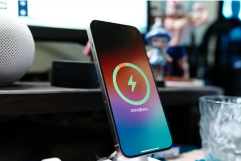 鄂托克苹果15换屏服务分享用什么充电器给iPhone15充电更好 